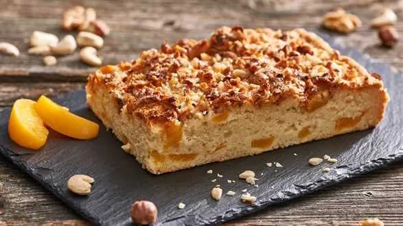 Placek brzoskwiniowy z orzechami