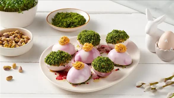 Różowe deviled eggs z zieloną kruszonką