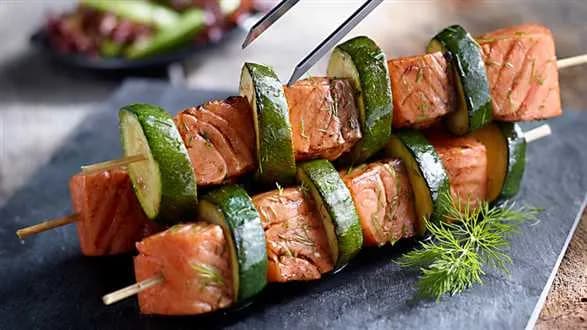 Grillowane szaszłyki z łososia i cukinii