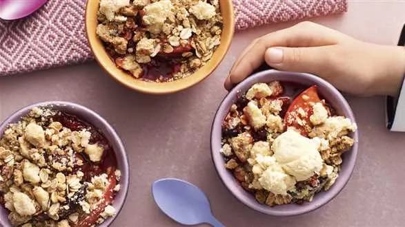 Owoce pod chrupiącą kruszonką