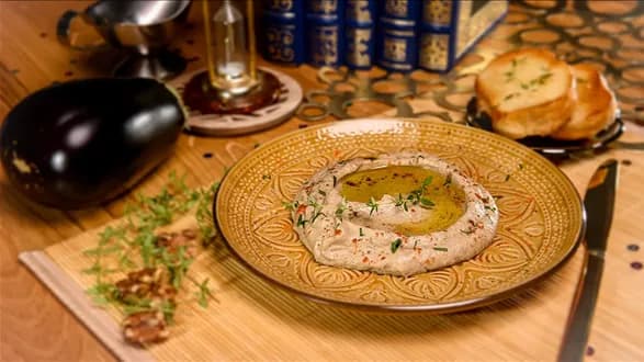 Pasta mocy z bakłażanem i orzechami