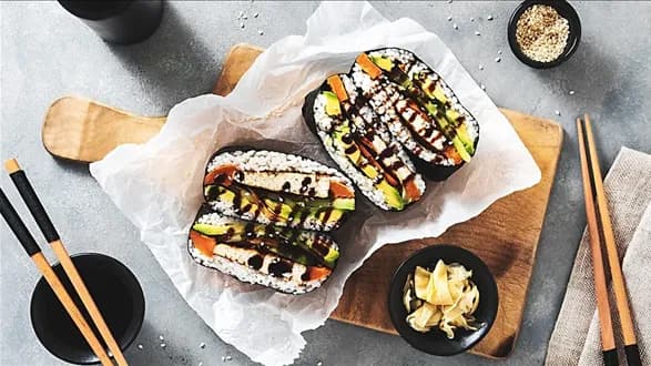 Japońska kanapka onigirazu