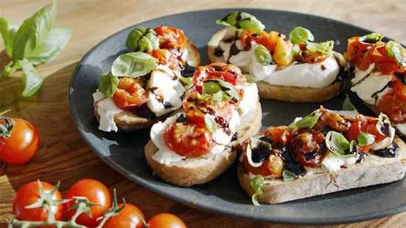 Kanapka z burratą a la caprese