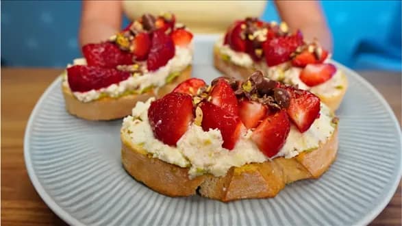 Słodkie bruschetty z truskawkami