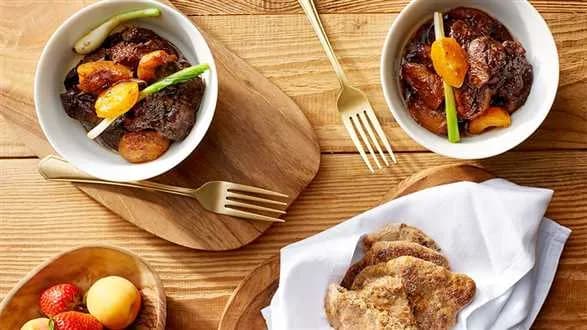 Wątróbki drobiowe ze smażonymi truskawkami i morelami z plackami