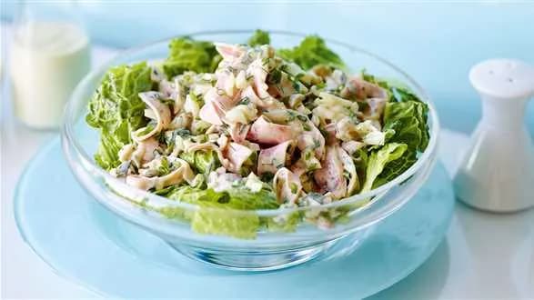 Sałatka mięsna podawana z ziołowym dressingiem ze śmietaną