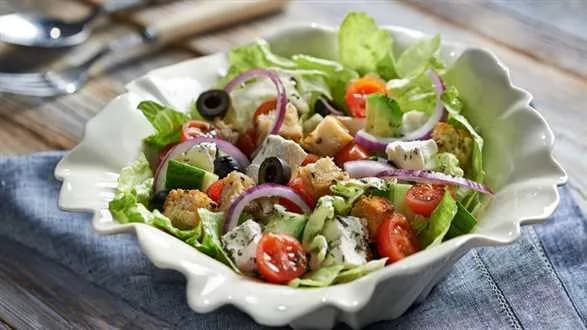 Śródziemnomorska sałatka z serem i oliwkami