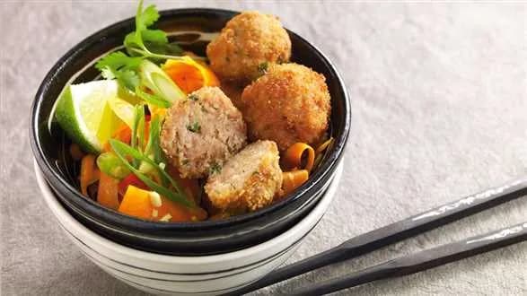 Smażone klopsiki wieprzowe z surówką z warzyw i świeżym imbirem