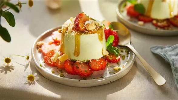 Pistacjowe parfait na carpaccio z truskawek