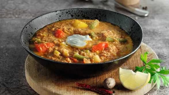 Kolorowy chłopski garnek z cytrynową śmietaną