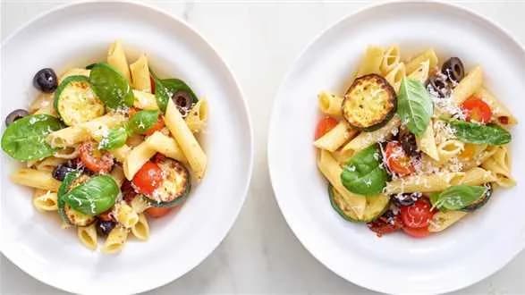 Sałatka makaronowa z cukinią