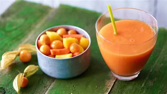 Marchewkowe smoothie z mango i imbirem