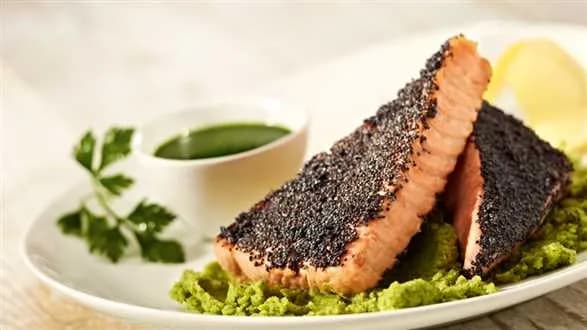 Łosoś w maku z sosem szmaragdowym