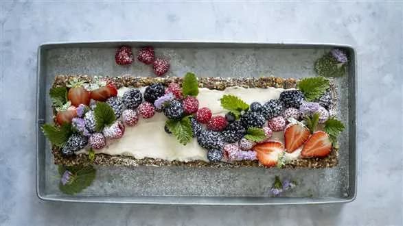 Wegańska tarta bez pieczenia z owocami