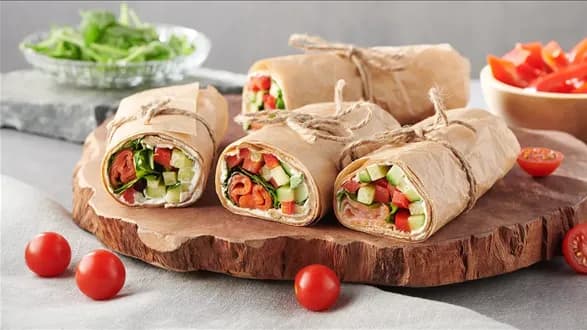 Wrap z łososiem i warzywami