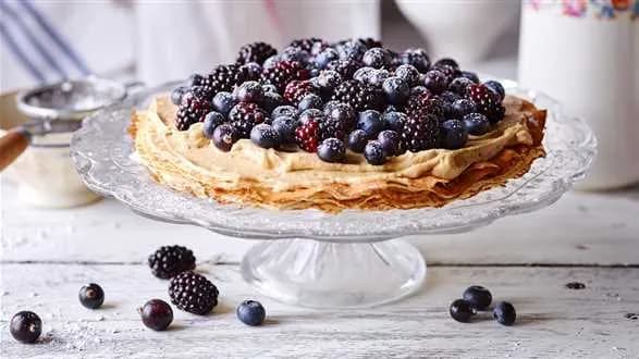 Tort naleśnikowy z kremem i owocami