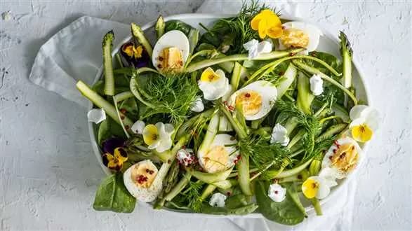 Sałatka ze szparagów, jajek i koziego sera
