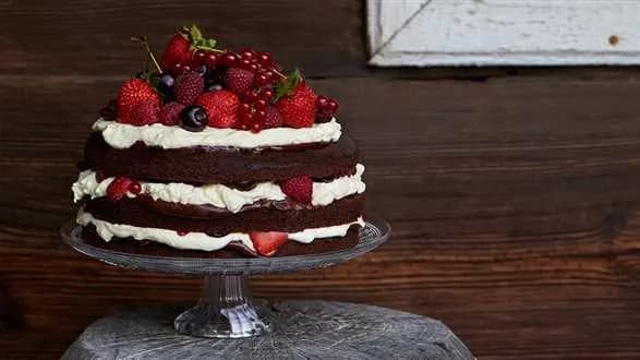 Czekoladowy tort z bitą śmietaną i owocami