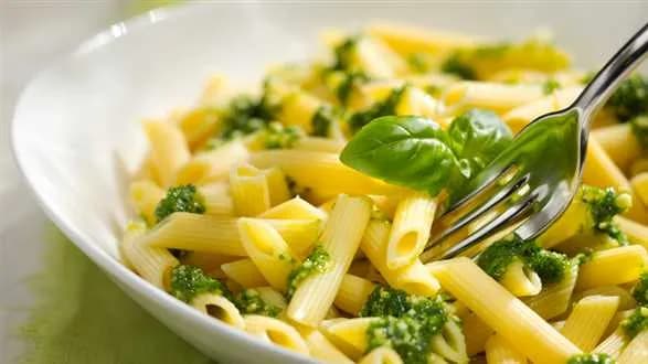 Makaron z bazyliowym pesto z orzechami nerkowca