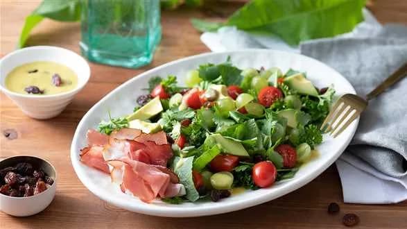 Lekka sałatka z rodzynkami