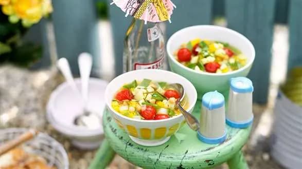 Letnia zupa jarzynowa z ciecierzycą