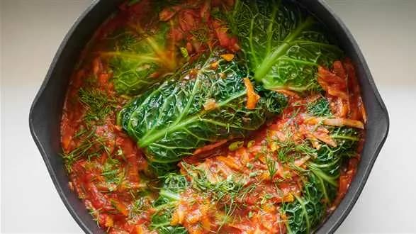Pieczone gołąbki z sosem pomidorowym