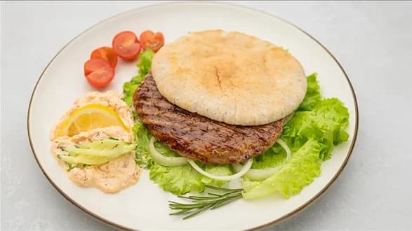 Pljeskavica — bałkańskie grillowane mielone