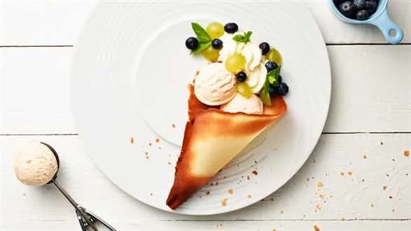 Owocowy róg obfitości z lodami waniliowymi