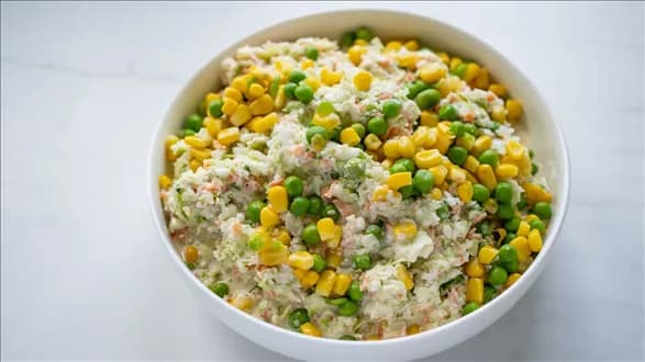 Surówka z młodej kapusty z groszkiem i kukurydzą