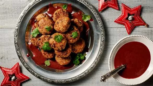 Klopsiki z karpia z suszonymi owocami w sosie piernikowym