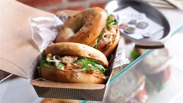 Bajgle z sałatką z kurczaka