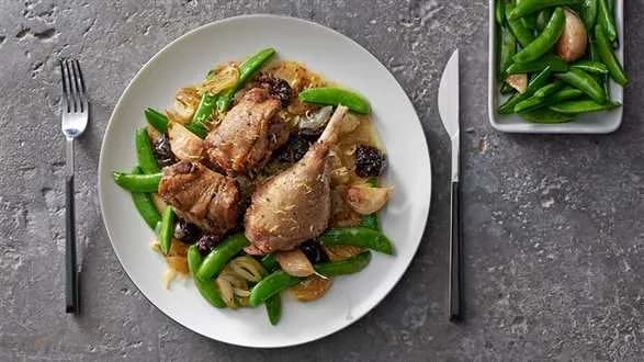 Duszone nogi gęsi w sosie miodowo-cebulowym