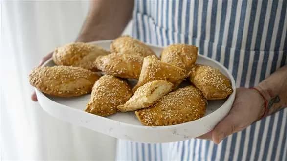 Greckie pierożki z serem graviera