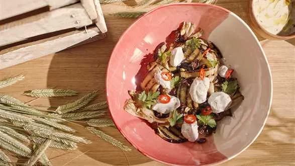 Sałatka z bakłażana na 2 sposoby