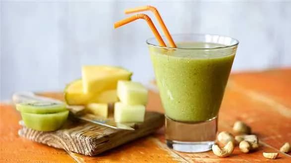 Karaibskie smoothie owocowe z sałatą