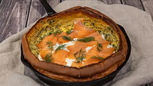 Dutch baby z wędzonym łososiem