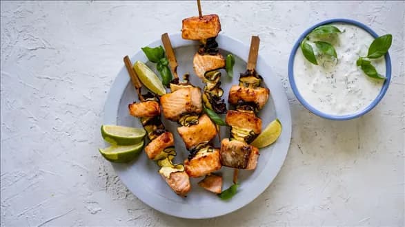Szaszłyki z łososia z cukinią