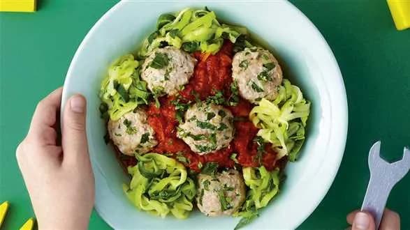 Cukiniowe spaghetti z indykiem