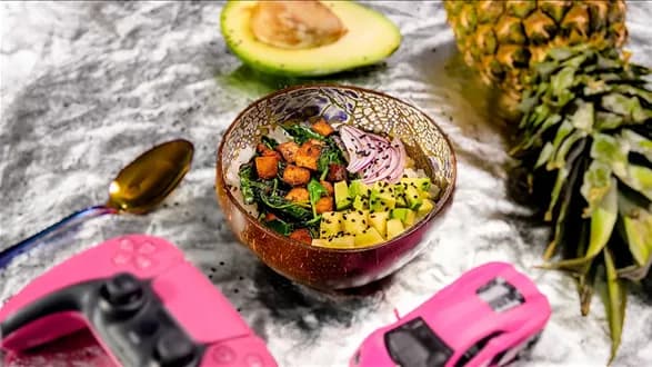 Poke bowl ze szpinakiem, ananasem i marynowanym tofu