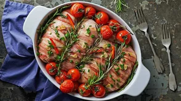 Pieczone piersi kurczaka z tapenadą i boczkiem