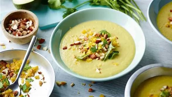 Zupa z awokado z migdałami