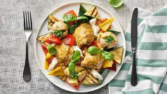 Uda kurczaka z sałatką z grillowanych warzyw z parowanymi ziemniaczkami
