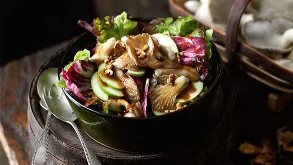 Jesienna sałatka ze smażonymi boczniakami