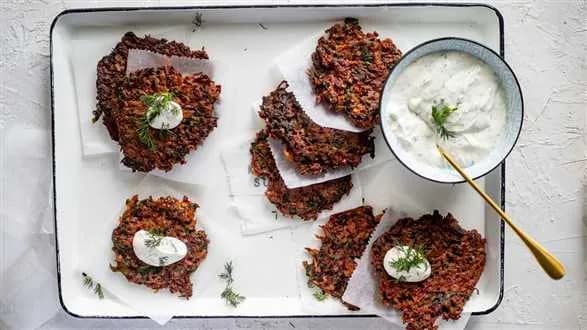 Placuszki z botwinki z dipem chrzanowym