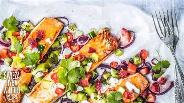 Łosoś z salsą z truskawek