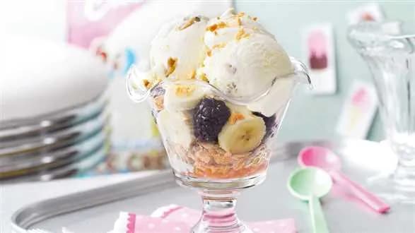 Lodowy trifle jeżynowo-bananowy