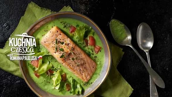 Duszona sałata lodowa z wędzonym łososiem i z kremem z groszku