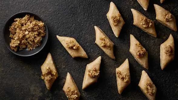 Pierogi leniwe z orzechową okrasą