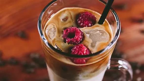 DALGONA COFFEE Z MALINAMI