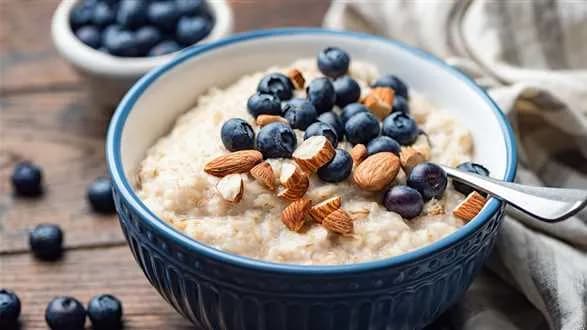 Pomarańczowa owsianka z borówkami